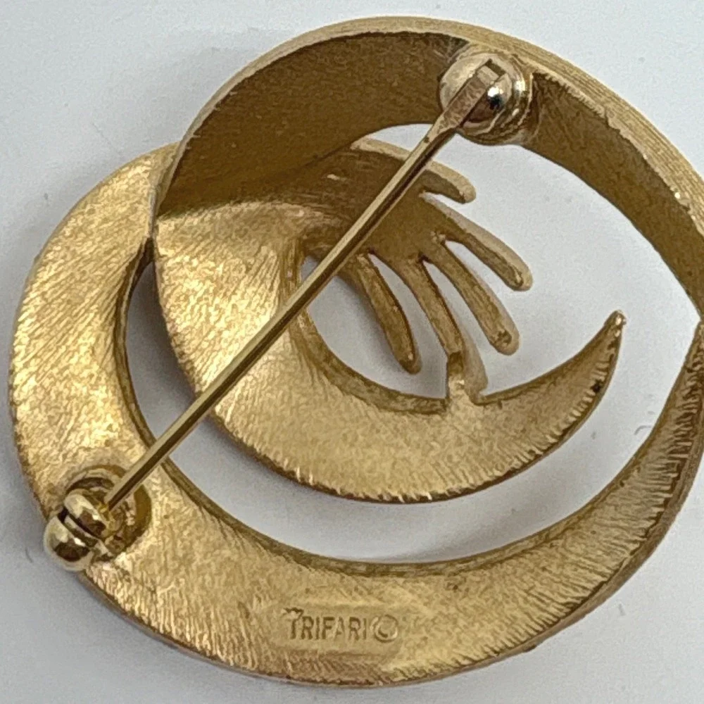 Signed Trifari Vintage Gold Tone Textured Swirl Leaf Brooch Pin Mid Century Mod